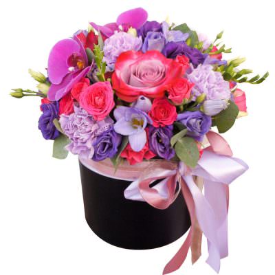 Цветочная композиция в шляпной коробке «Утренняя заря»